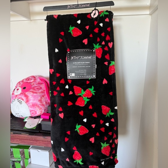 Betsey Johnson strawberry hearts plush throw blanket ultra soft - Picture 7 of 7